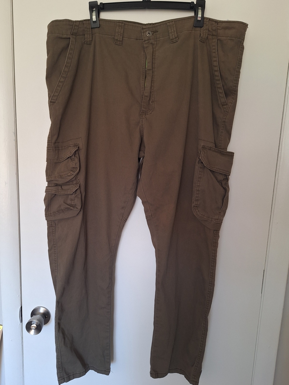 Wrangler Men's Regular Taper Cargo Utility Pants in Olive Brown